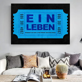 Das Motiv hängt in einem Wohnzimmer über einem Sofa